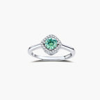 Anillo con halo de resplandor esmeralda