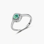Anillo con halo de resplandor esmeralda