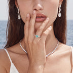 Anillo con halo de resplandor esmeralda