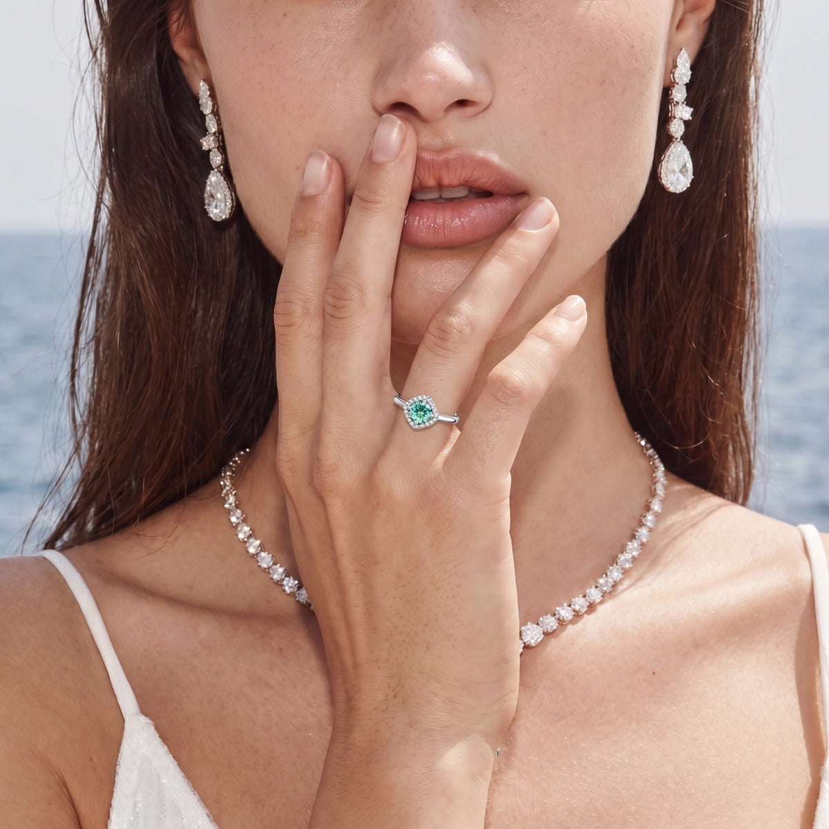 Anillo con halo de resplandor esmeralda